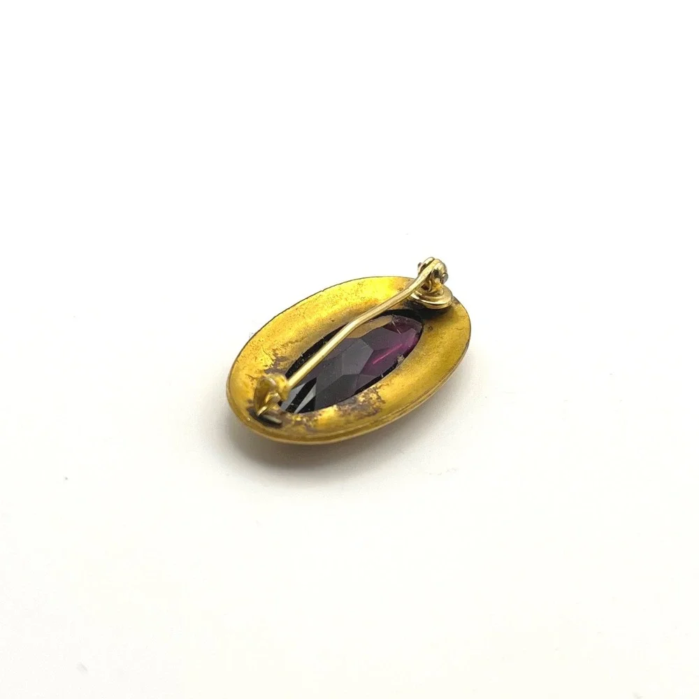Antique Victorian‎ Purple Glass Gold Tone Oval Etched Scrollwork Brooch Pin